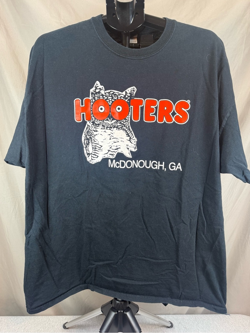 Vintage Hooters “Delightfully Tacky Yet Unrefined” Classic T-Shirt - Men’s 2XL